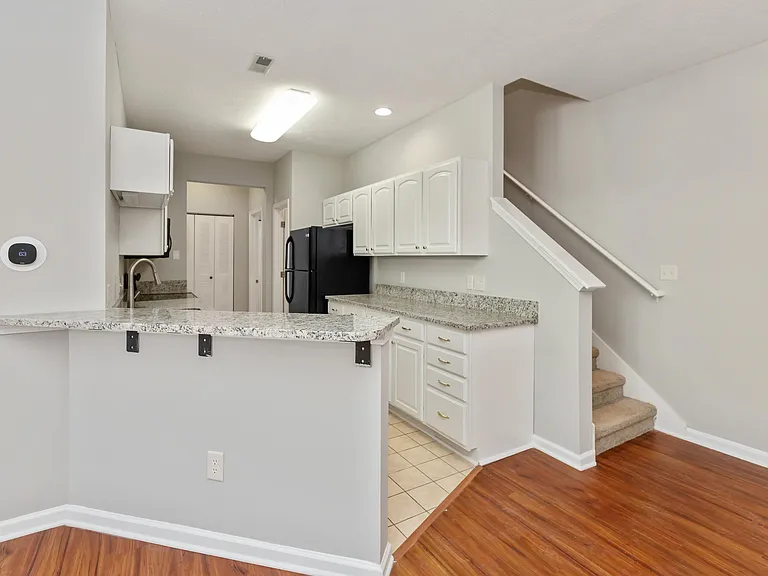 2218 Colfax Ln — Photo 6