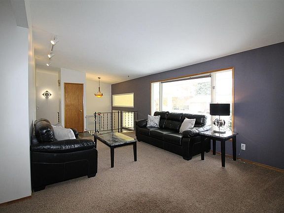 3rd image of 120 SW Skyline Dr