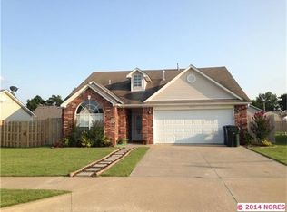 1011 W 22nd St, Claremore, OK 74017