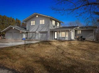 1930 Sunset Dr NE, Solon, IA