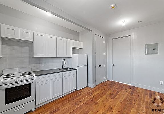 3rd image of 540 Linwood St #4