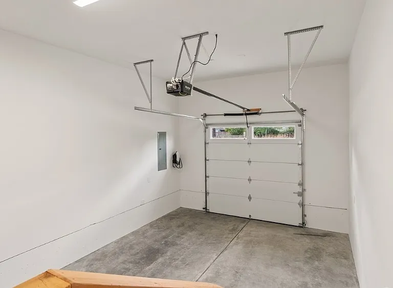 211 W Harriman St — Photo 2