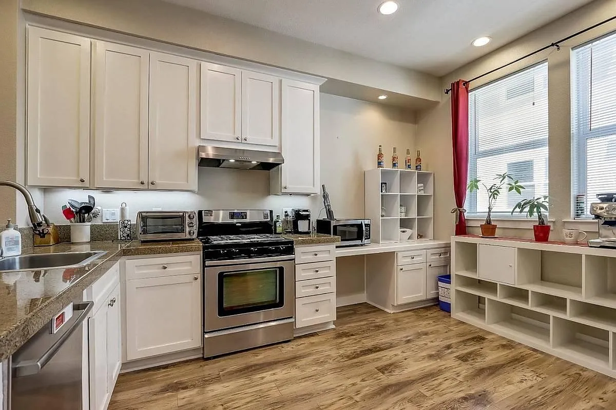 259 Kentdale Pl — Photo 2