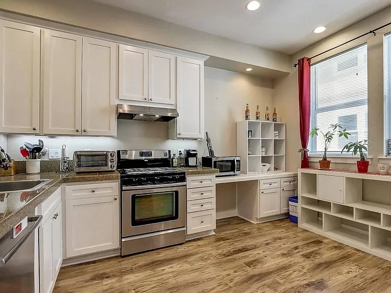 259 Kentdale Pl — Photo 2