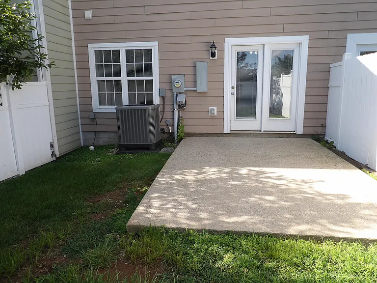 108 Charleston Ct — Photo 32