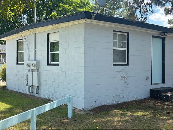 3rd image of 1110 Charlie Dr