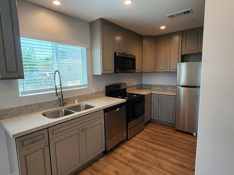 1692 University Dr — Photo 2