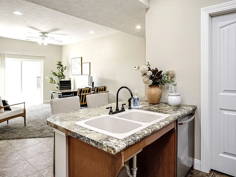 Oak Pointe — Photo 2