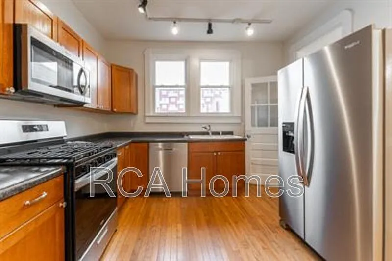 2 bed, 1.0 bath, 1014 sqft, $1,800 — Photo 1
