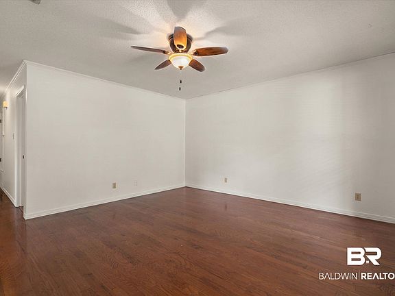 3rd image of 909 Schaub Ave