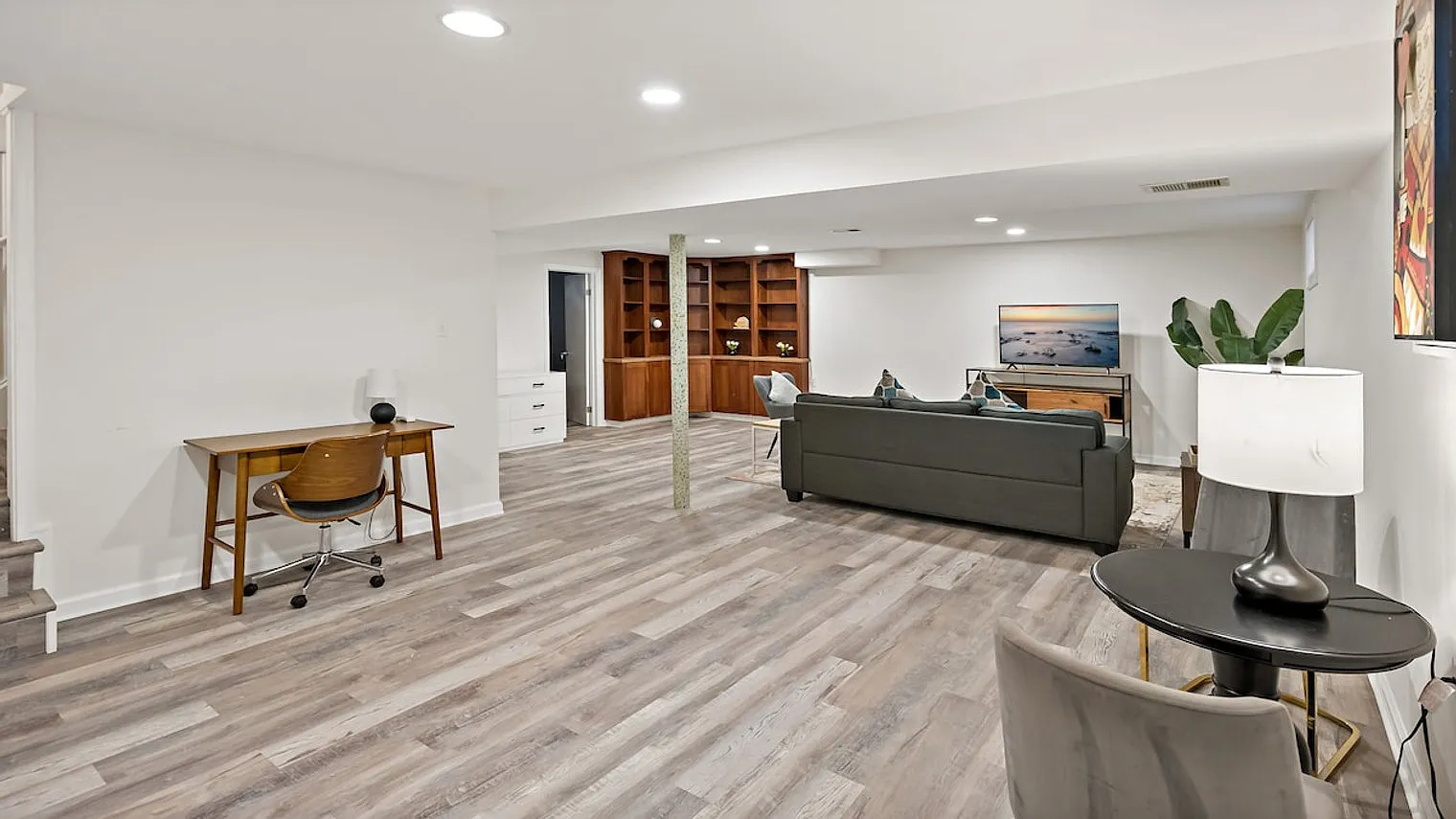 4 bed, 2.0 bath, $7,582 — Photo 2