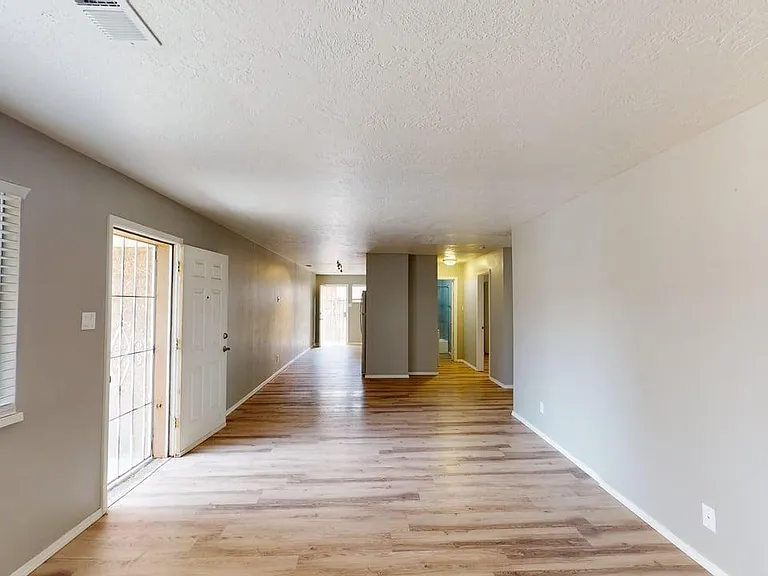 Contemporary, Loaded 2 Bed 2 Bath Apartment on Conchas Park — Photo 16
