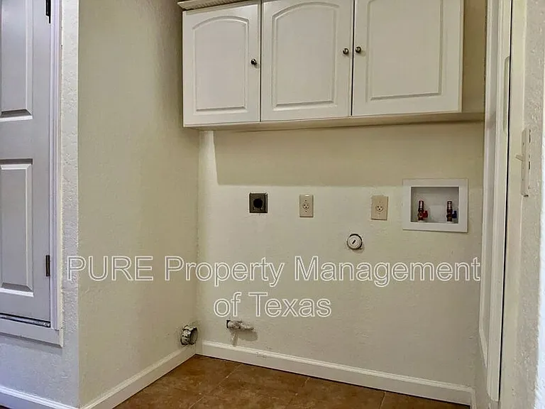 2517 E 4th St — Photo 12