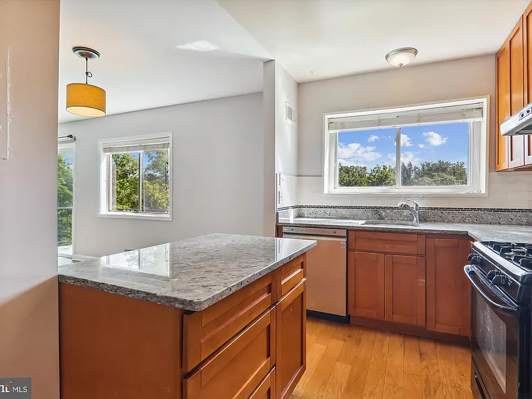 10631 Montrose Ave #M-202 — Photo 16