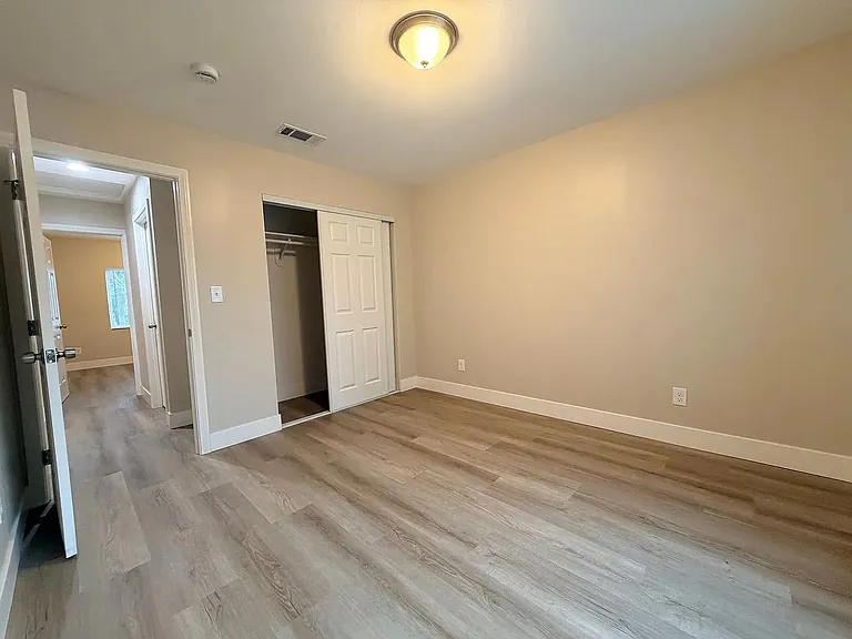 1550 N Pershing Ave — Photo 22