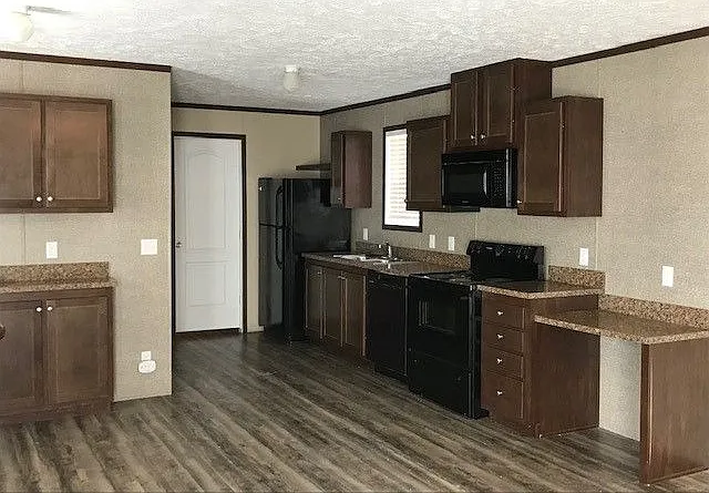 Belleville Manor — Photo 4