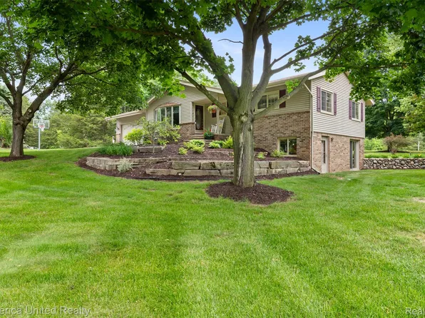 8763 Bishop Rd, Brighton, MI 48116