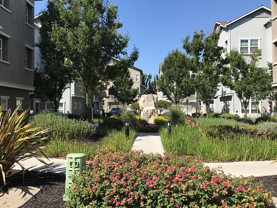 Altura Townhomes - conveniently located to many corporate offices, shopping, public transportation and more!