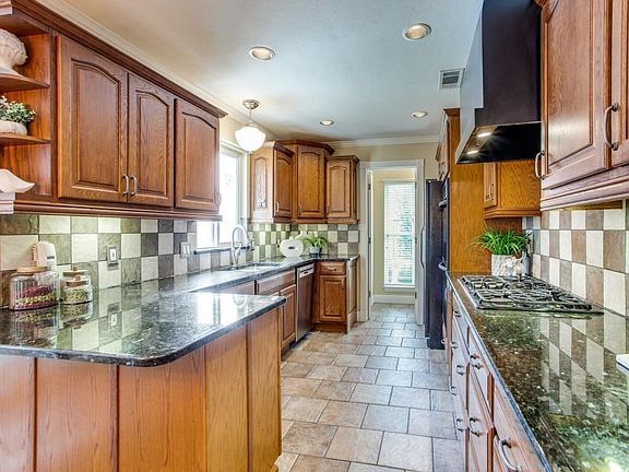 3rd image of 2412 Primrose Dr