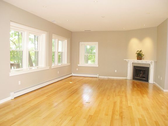 Beautiful living room/dining area