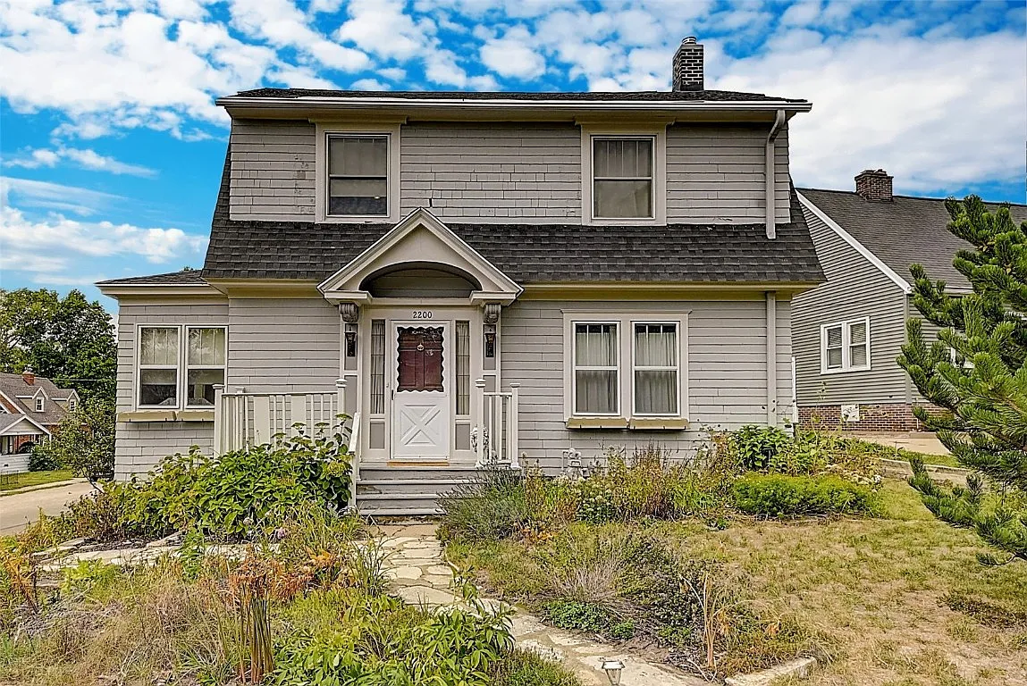 2200 B Ave NE photo 1
