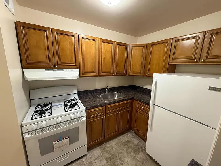 80 Guion Pl — Photo 4