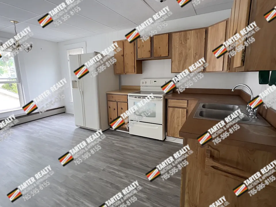 233 1/2 W Washington St