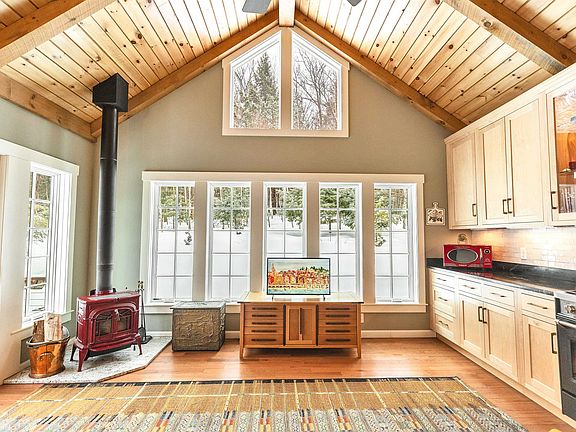 3rd image of 1481 Bennington Road