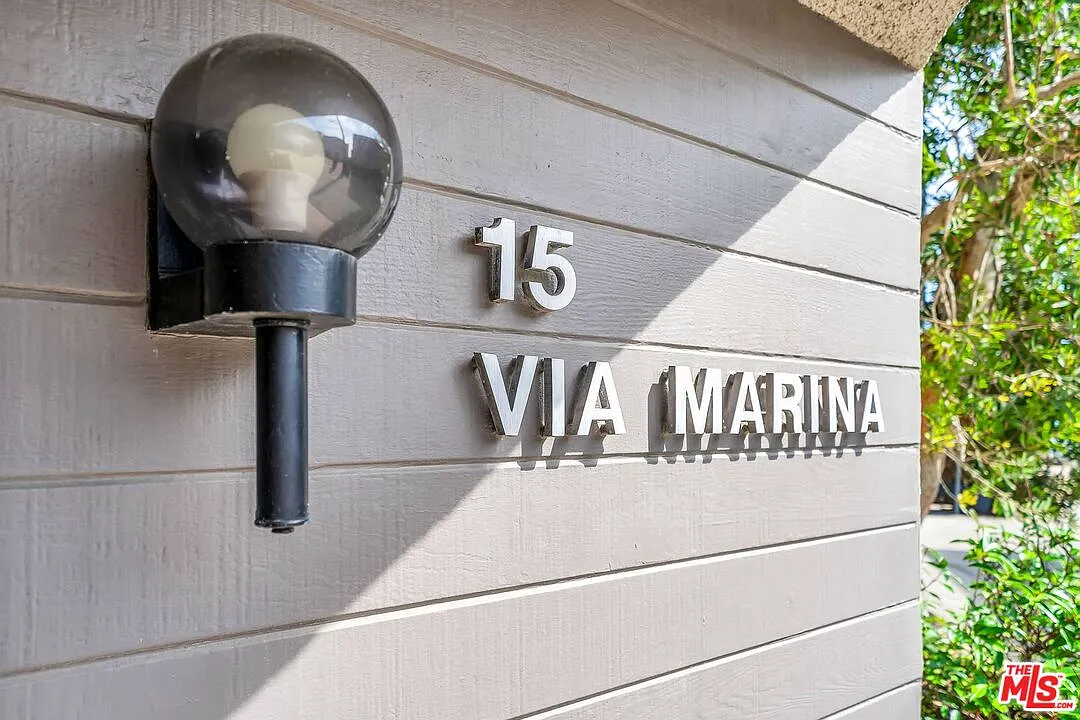 Building Photo - 15 W Via Marina