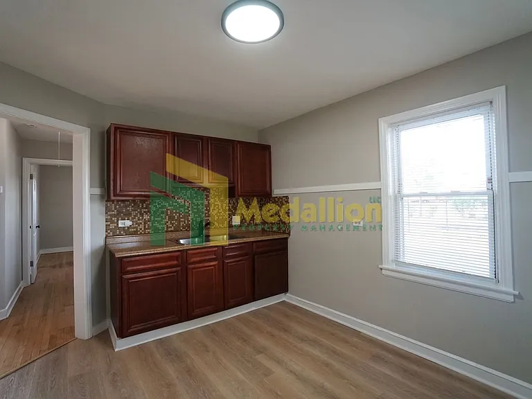 9858 S Drexel Ave — Photo 10