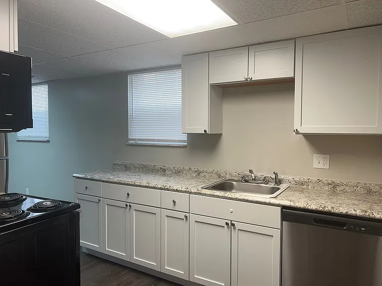 Village Square Apartments — Photo 41