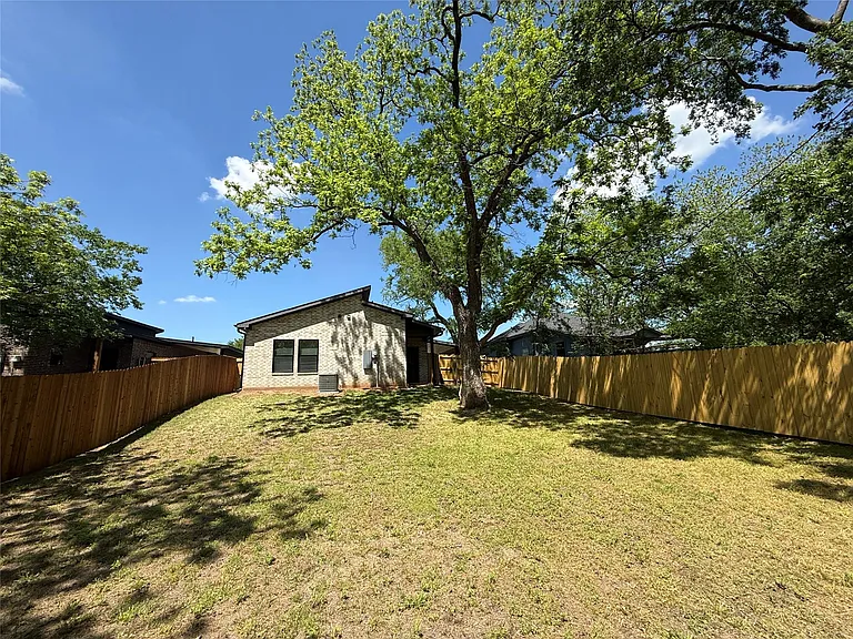 122 E Harrison St — Photo 16