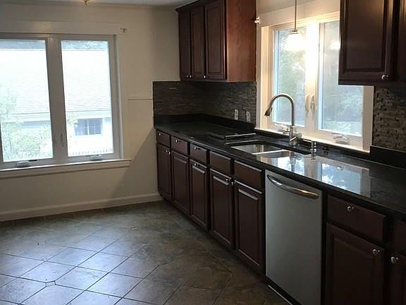 5th image of 33 Saint James Ave