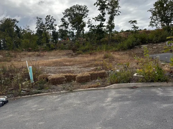 6 Railroad St, Moosic, PA 18507