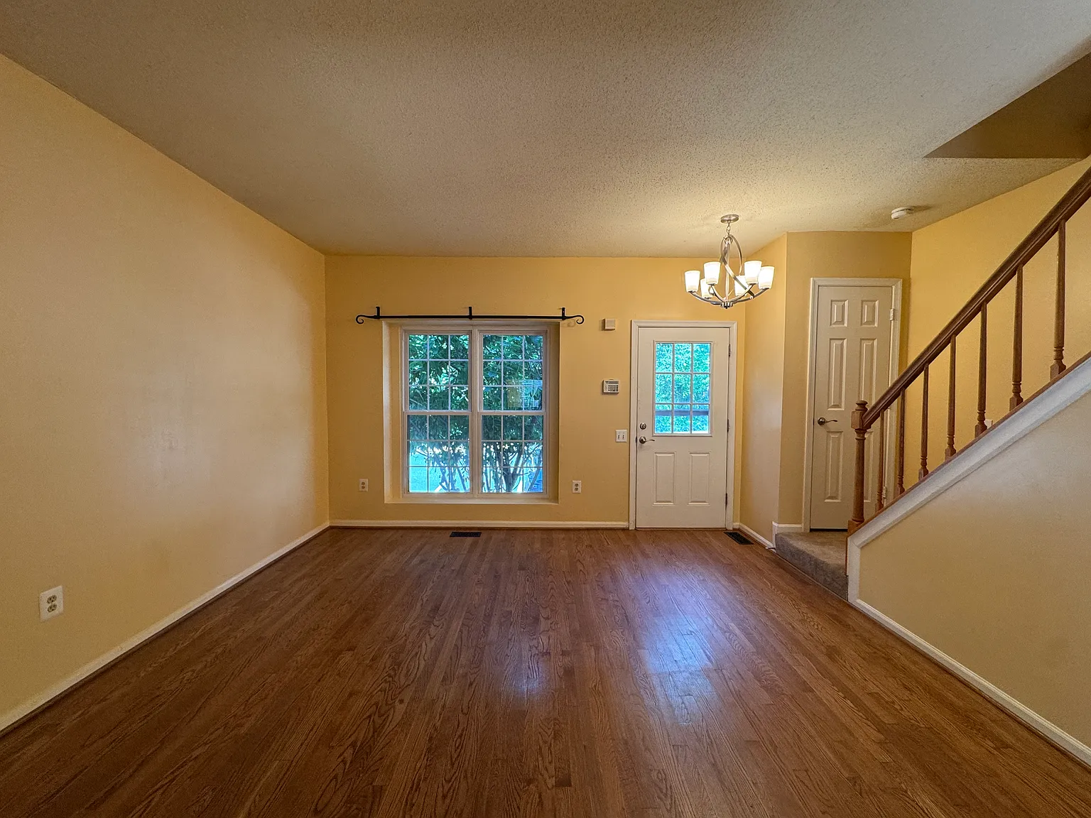 2 bed, 1.5 bath, 936 sqft, $2,699 — Photo 2