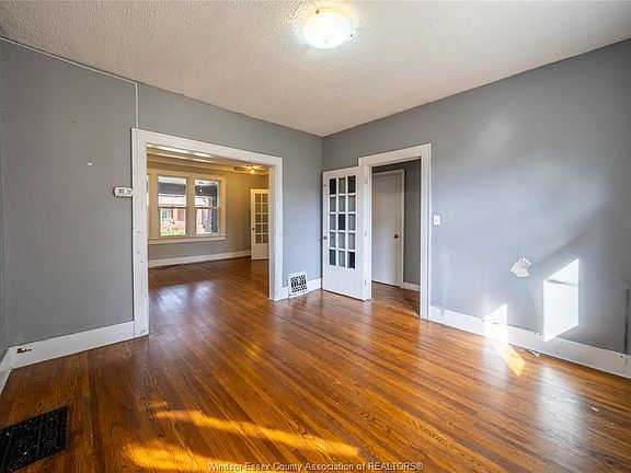 5th image of 1076 Dougall Ave