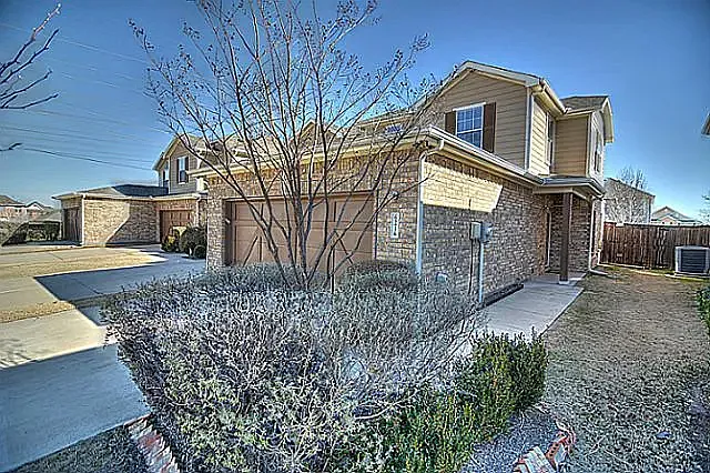 3 bed, 2.5 bath, 1814 sqft, $2,300 — Photo 2