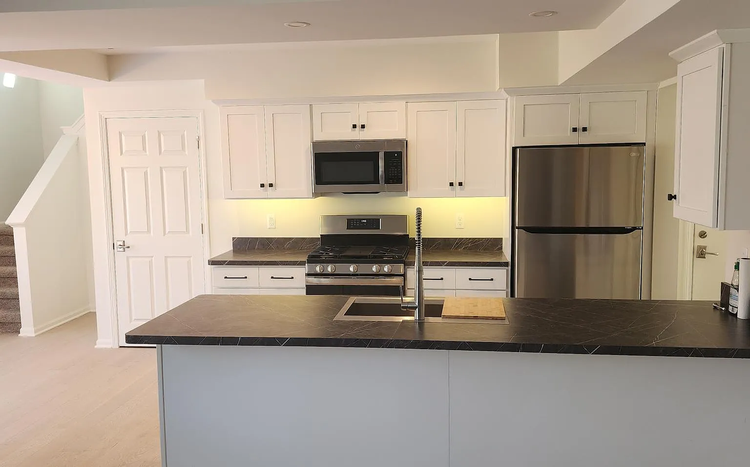2 bed, 1.5 bath, 1410 sqft, $1,900 — Photo 4