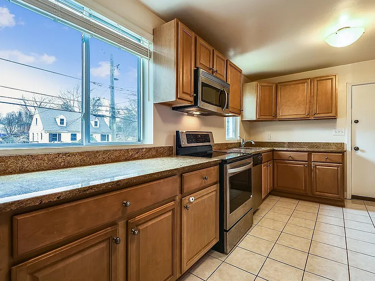 210 E Hamilton Ave — Photo 2