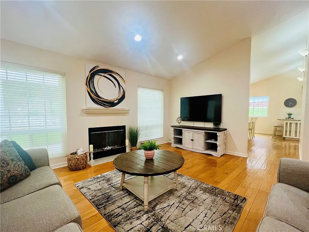4 bed, 1956 sqft, $6,295 — Photo 4