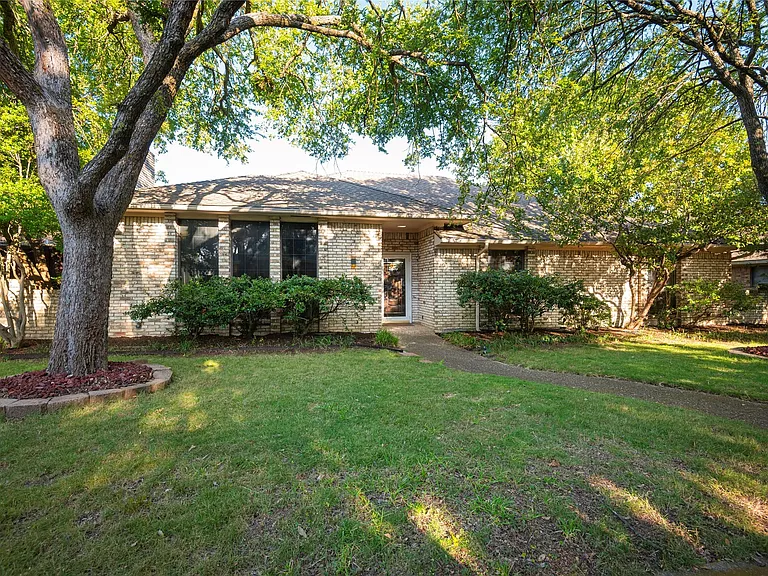 Welcome to 10319 Cimmaron Trail!