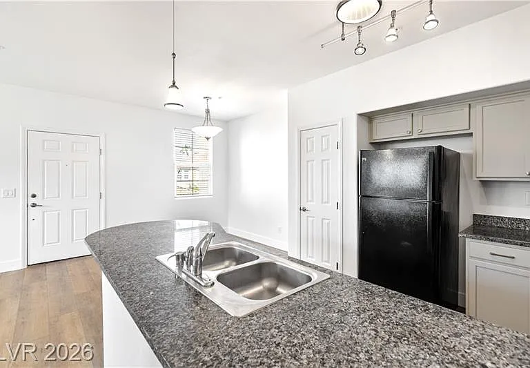 Spacious kitchen with breakfast bar and dinning room