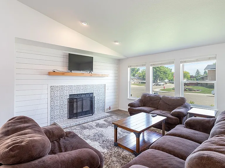 930 E Clarene St — Photo 3