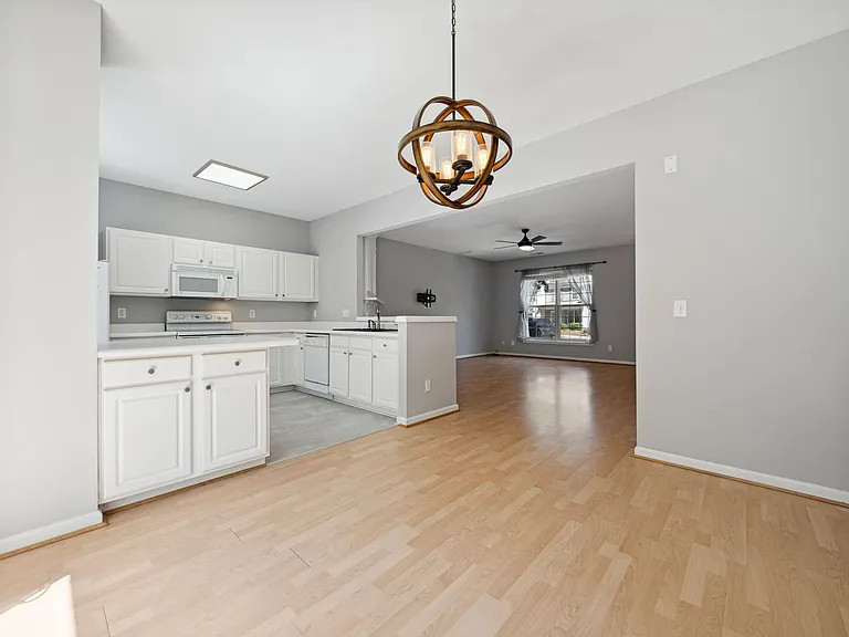 306 Canyon Lake Cir — Photo 4