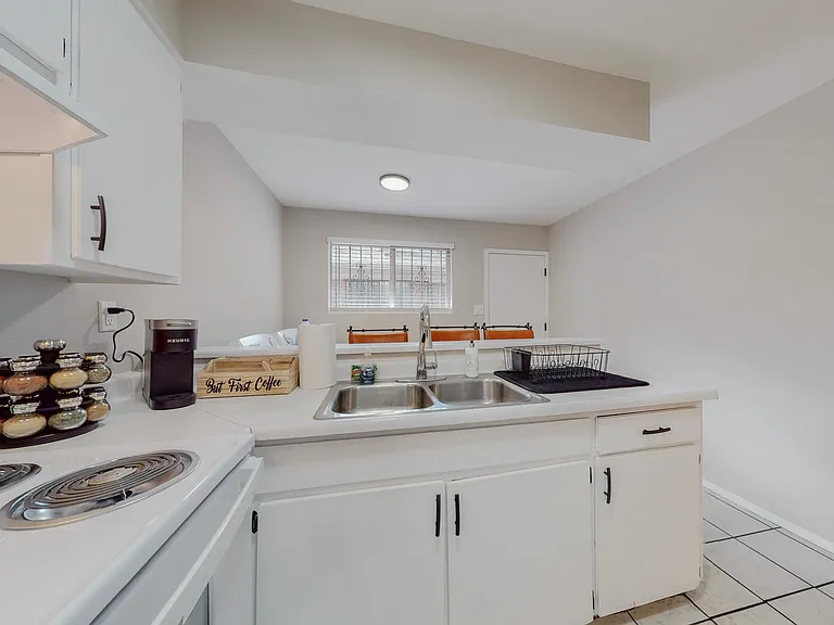 Alvarado Dr NE — Photo 17