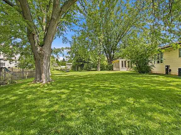 3rd image of 1621 Sleepy Hollow Ln