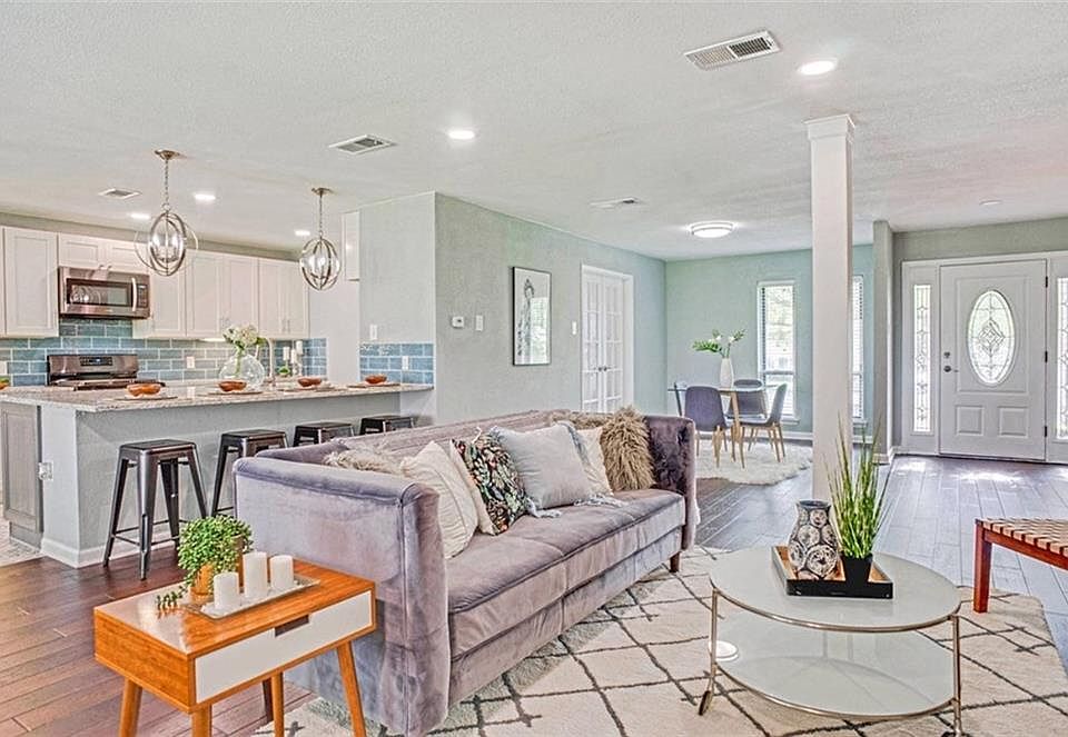 1st image of 305 Somerset Cir