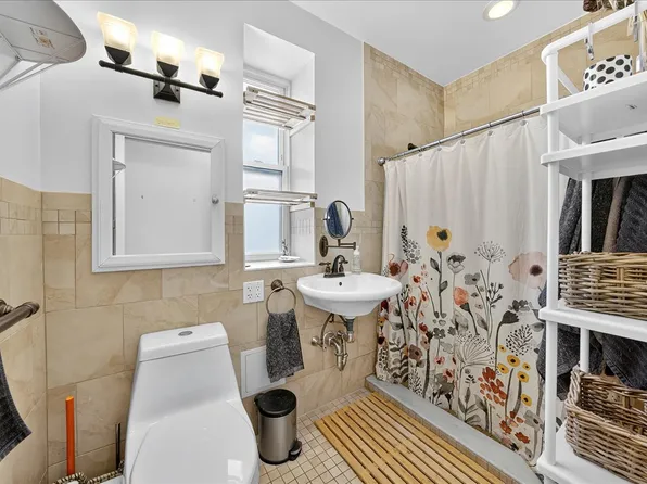 811 Walton Avenue image 10 of 17