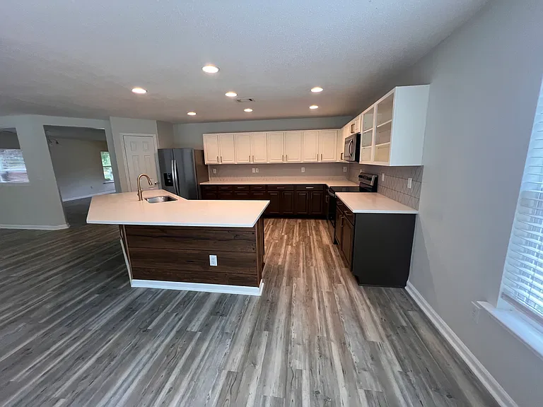 2304 Harwood Hills Ln — Photo 10