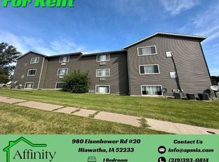 980 Eisenhower Rd #20, Hiawatha, IA 52233